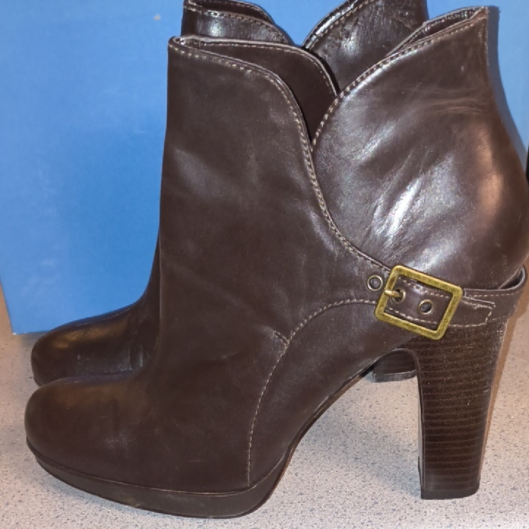 Vera Wang Brand Elegant Dk Brown Genuine Leather Ankle Boots  4 12 Inch Heel